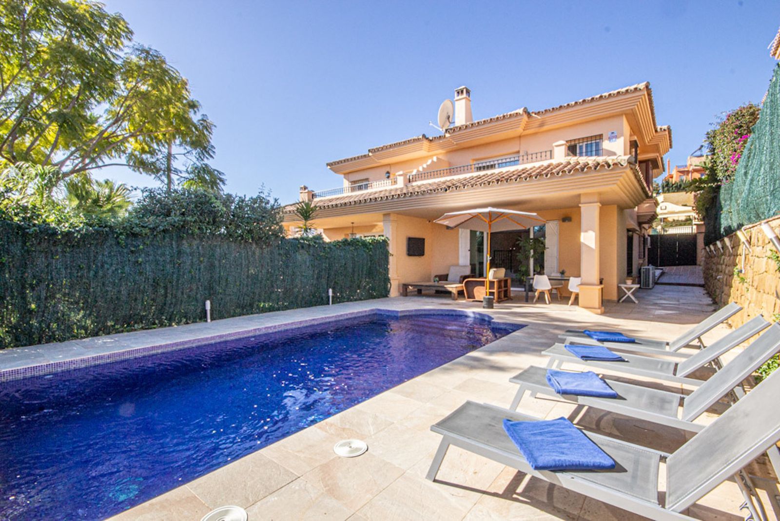 4-bedroom Semi-Detached House in Riviera del Sol