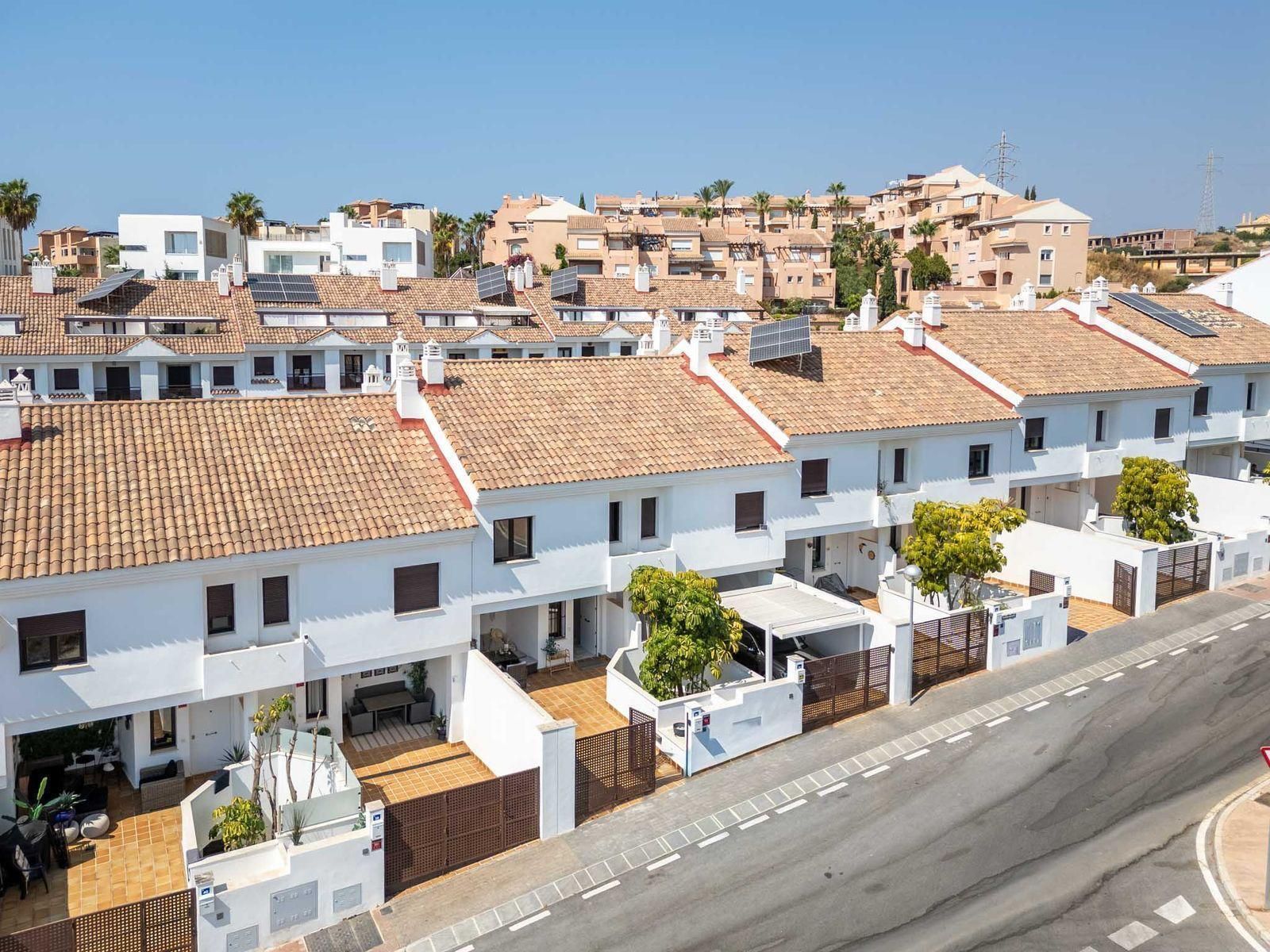 3-bedroom Semi-Detached House in Riviera del Sol