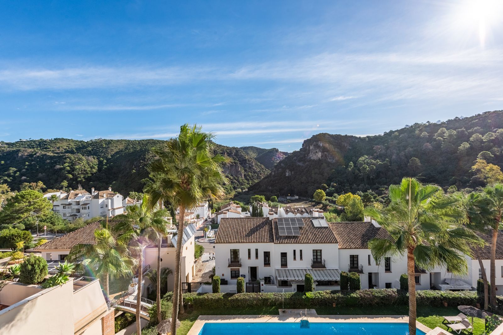 4-bedroom Semi-Detached House in Benahavís