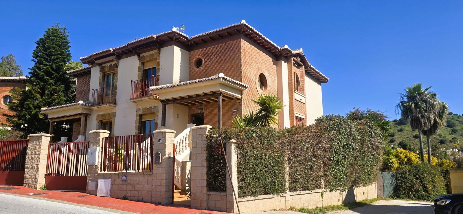 4-bedroom Semi-Detached House in Calahonda