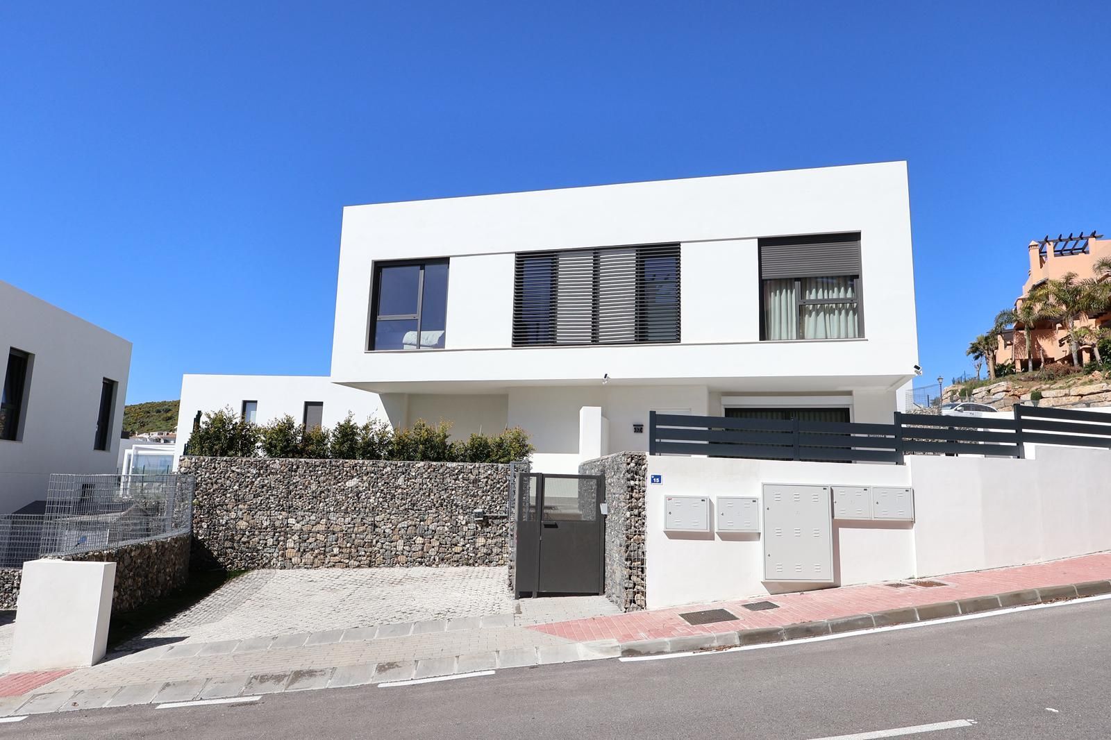 3-bedroom Semi-Detached House in Riviera del Sol