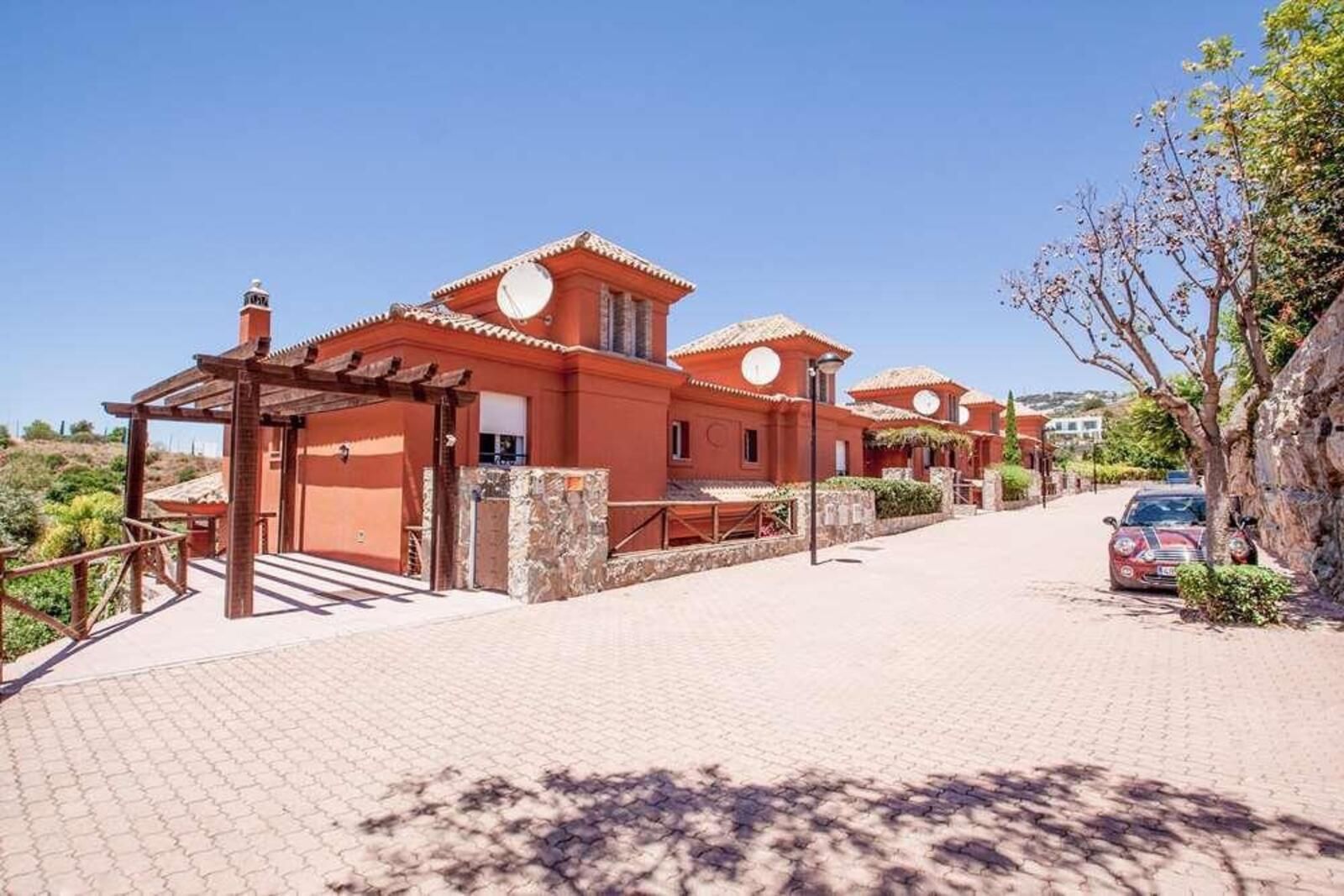 3-bedroom Semi-Detached House in Marbella