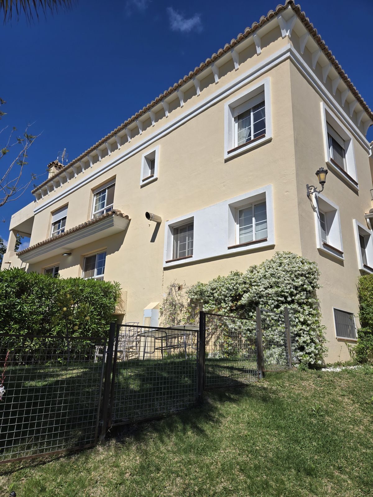 6-bedroom Semi-Detached House in Guadalmina Alta