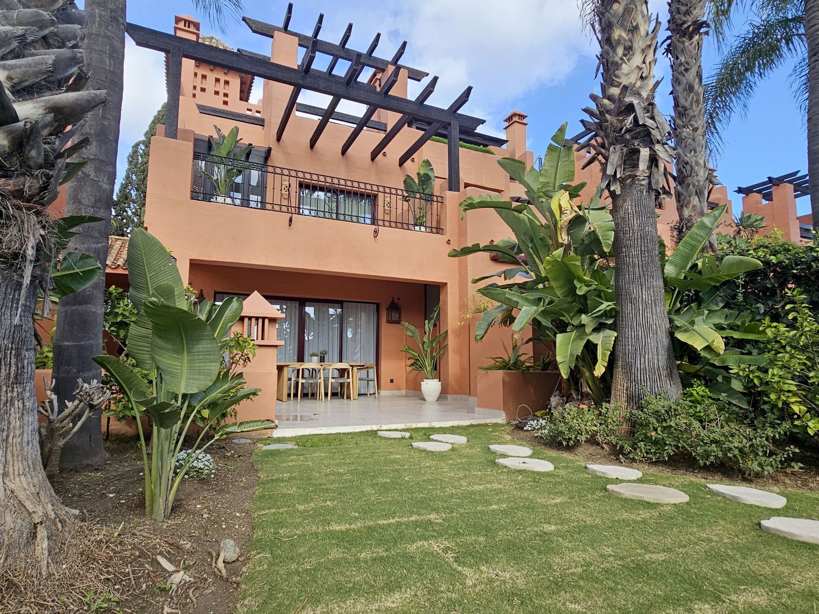 4-bedroom Semi-Detached House in The Golden Mile