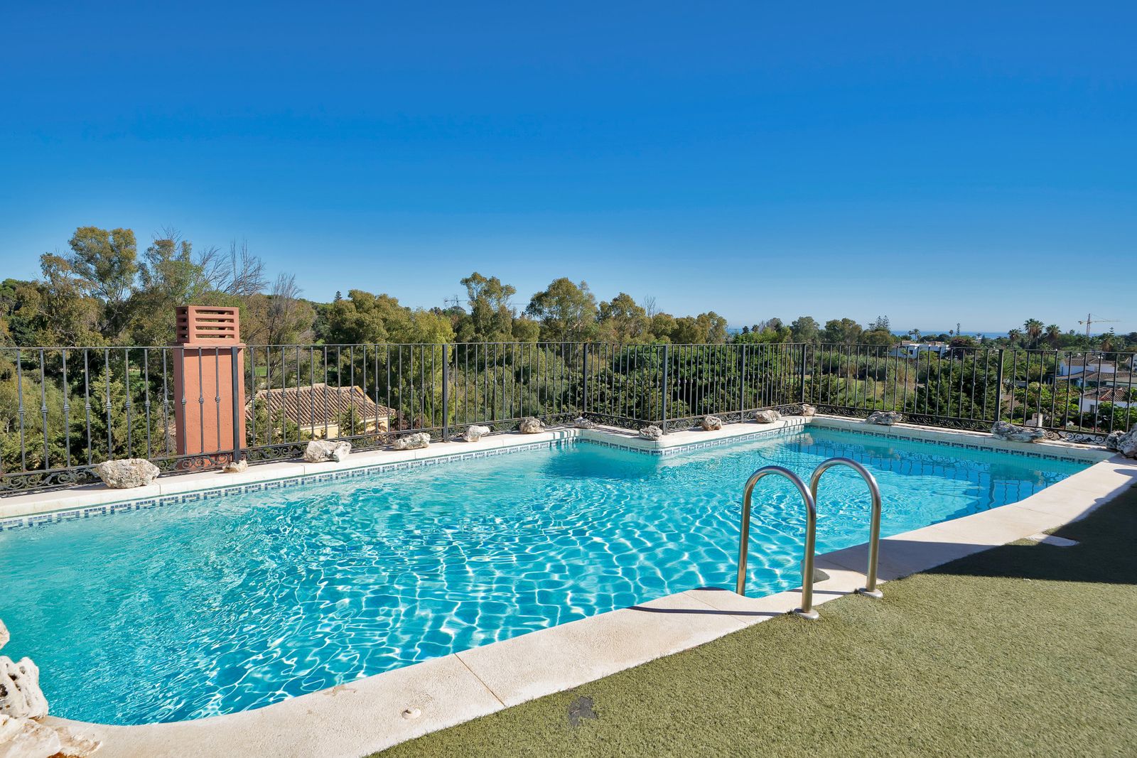 5-bedroom Penthouse Duplex in Guadalmina Baja