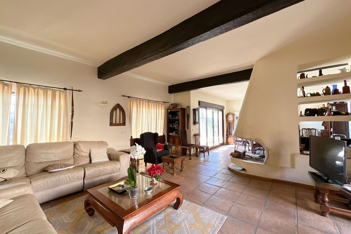 4-bedroom villa in Estepona, Marbella – image 6