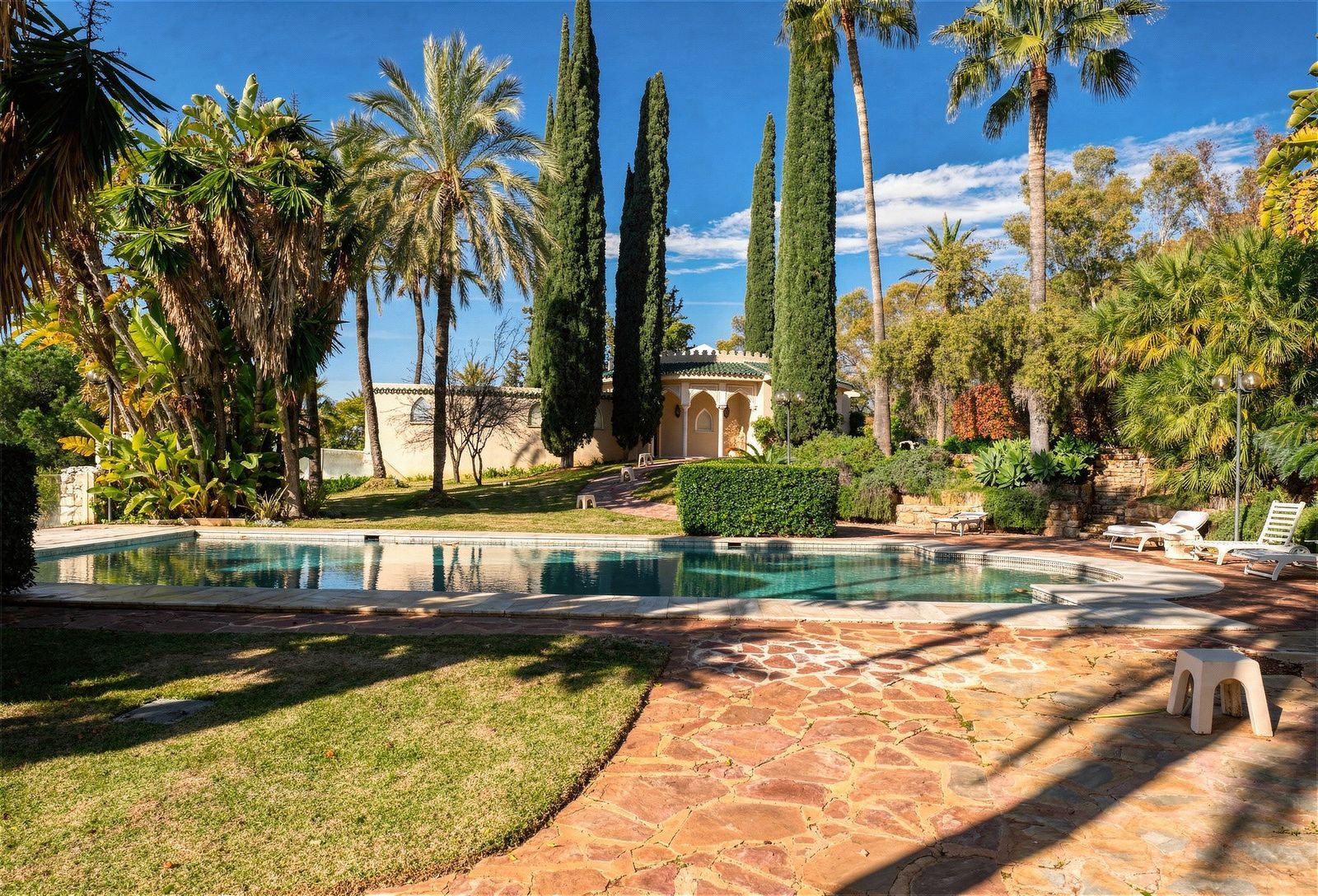 10-bedroom villa in Río Real, Marbella – image 11