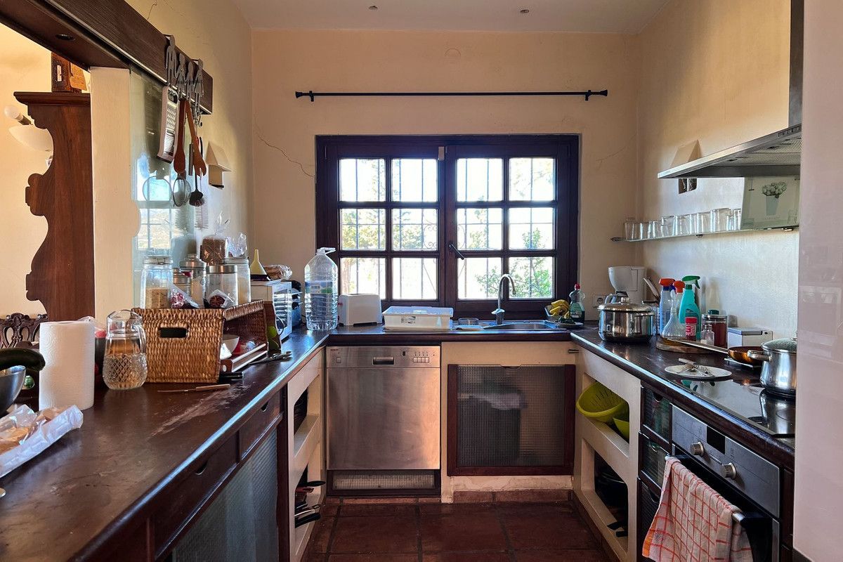 4-bedroom villa in Estepona, Marbella – image 9