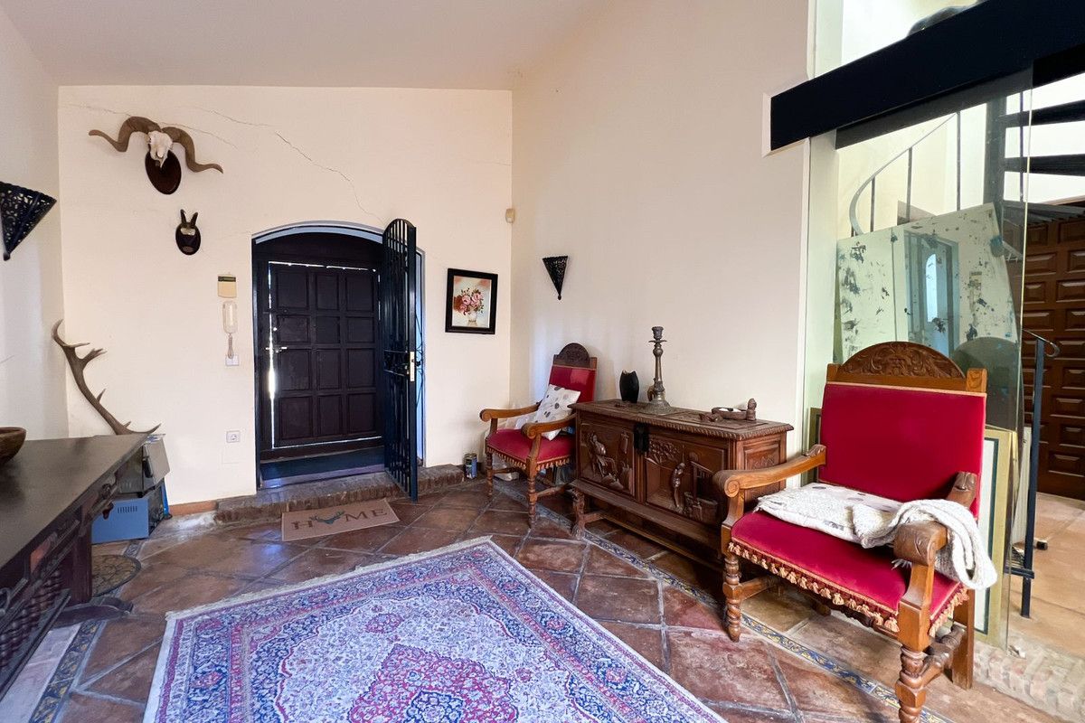 4-bedroom villa in Estepona, Marbella – image 10