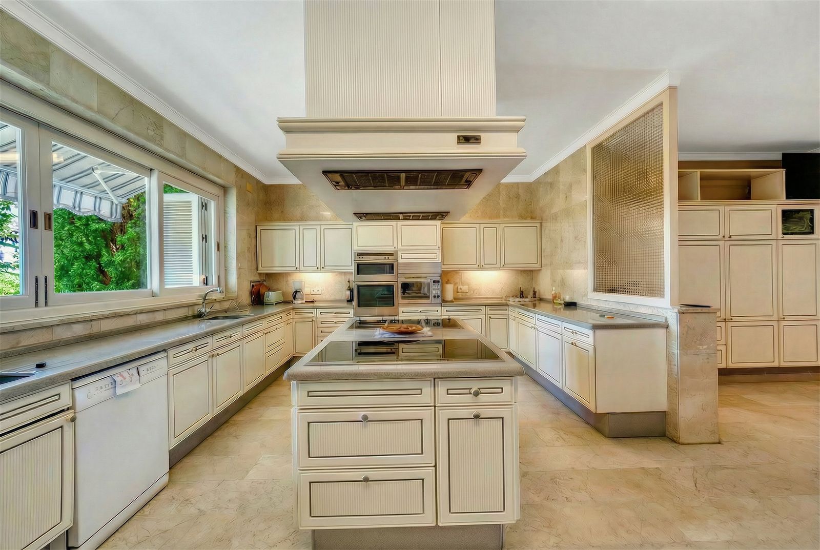 10-bedroom villa in Río Real, Marbella – image 15