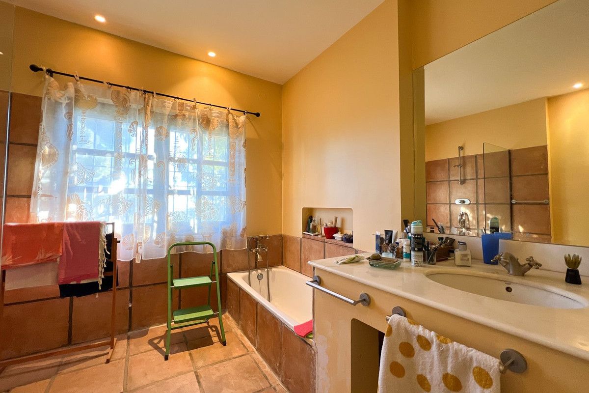 4-bedroom villa in Estepona, Marbella – image 13