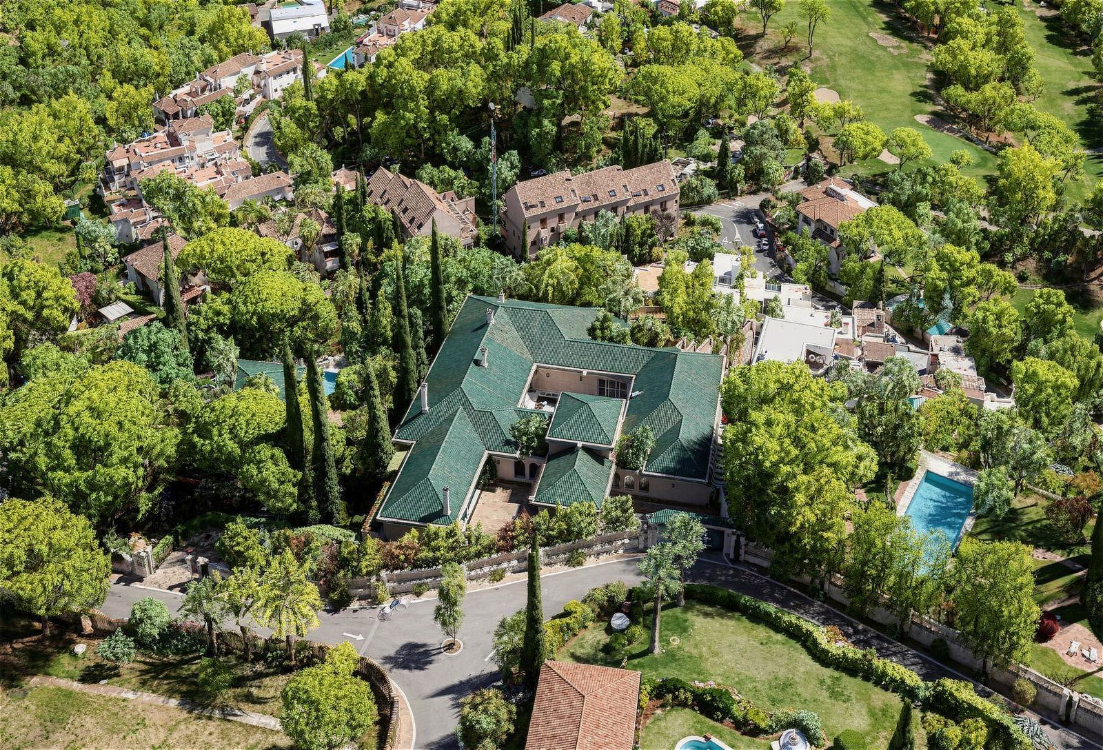 10-bedroom villa in Río Real, Marbella – image 16