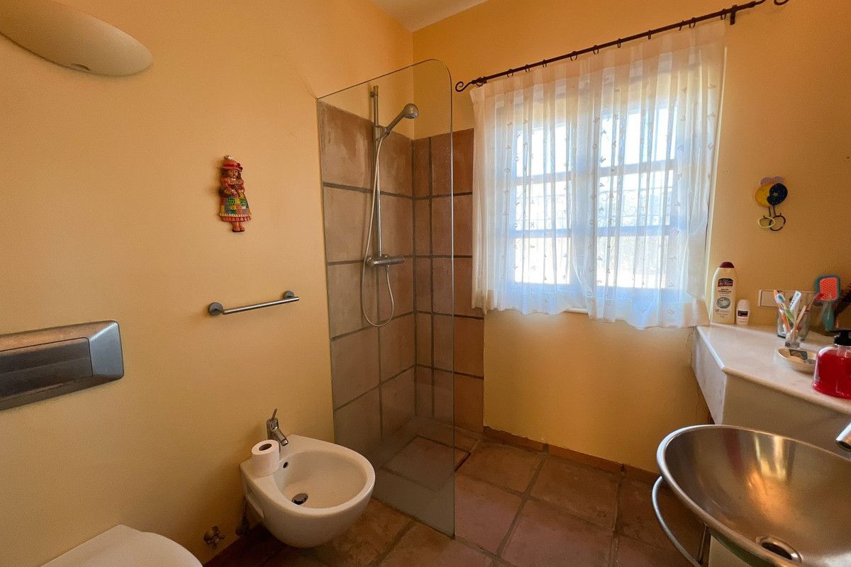 4-bedroom villa in Estepona, Marbella – image 14