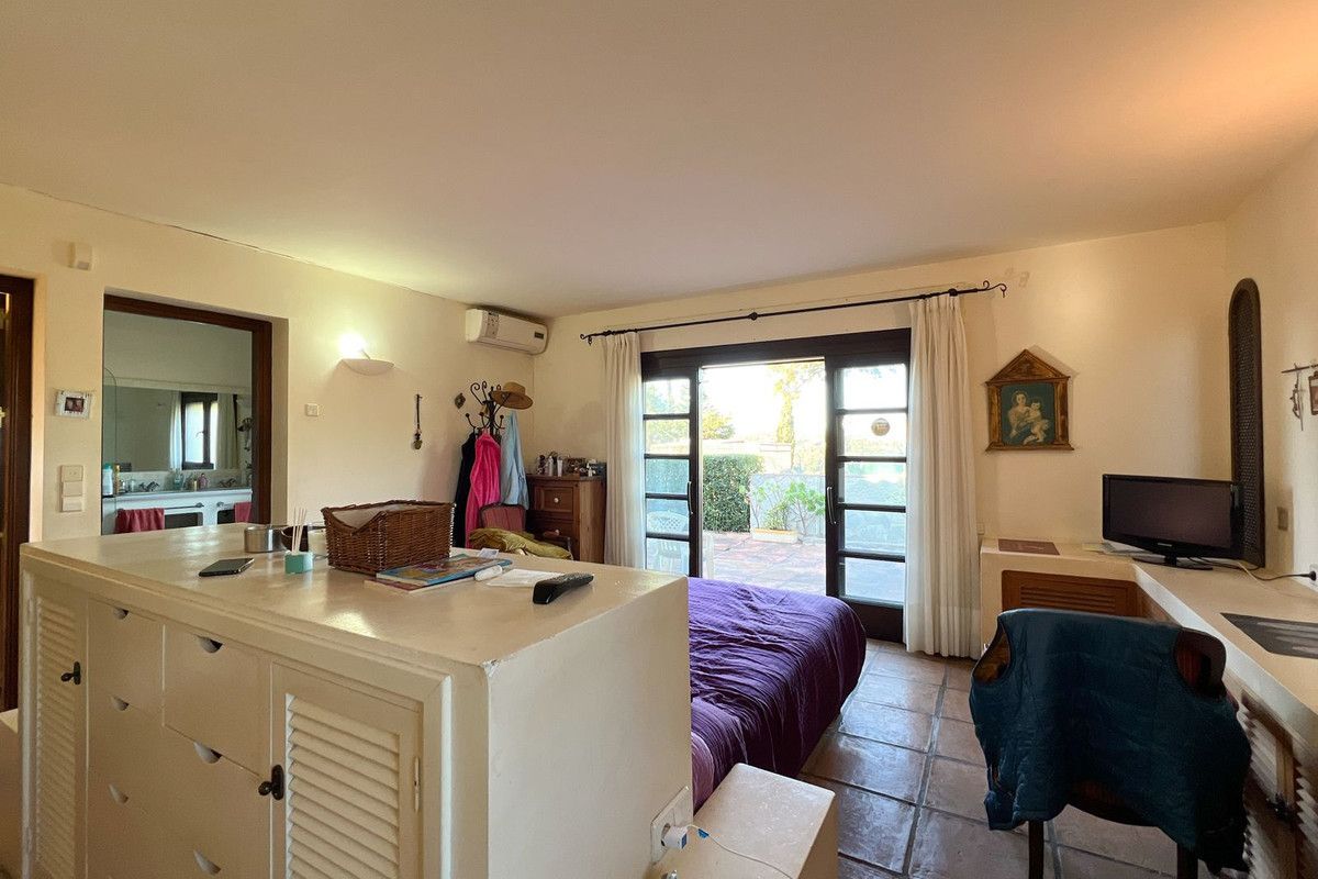 4-bedroom villa in Estepona, Marbella – image 18
