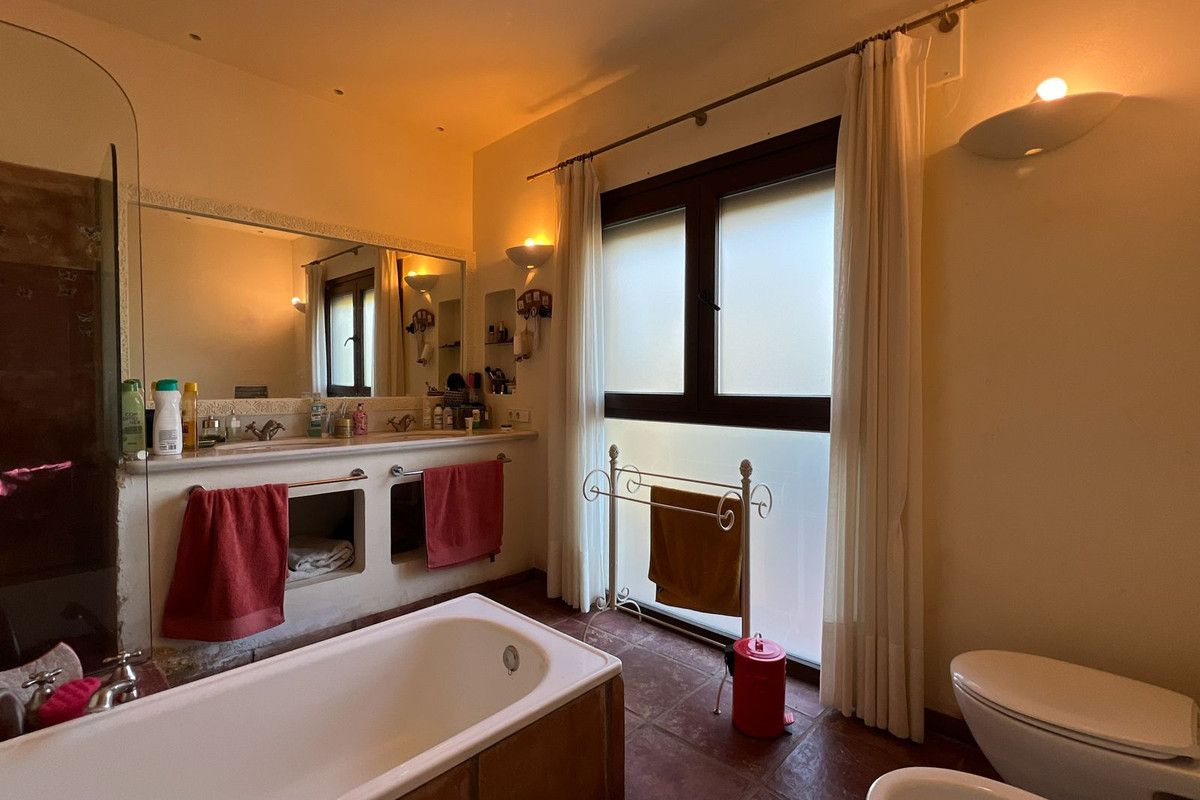 4-bedroom villa in Estepona, Marbella – image 19