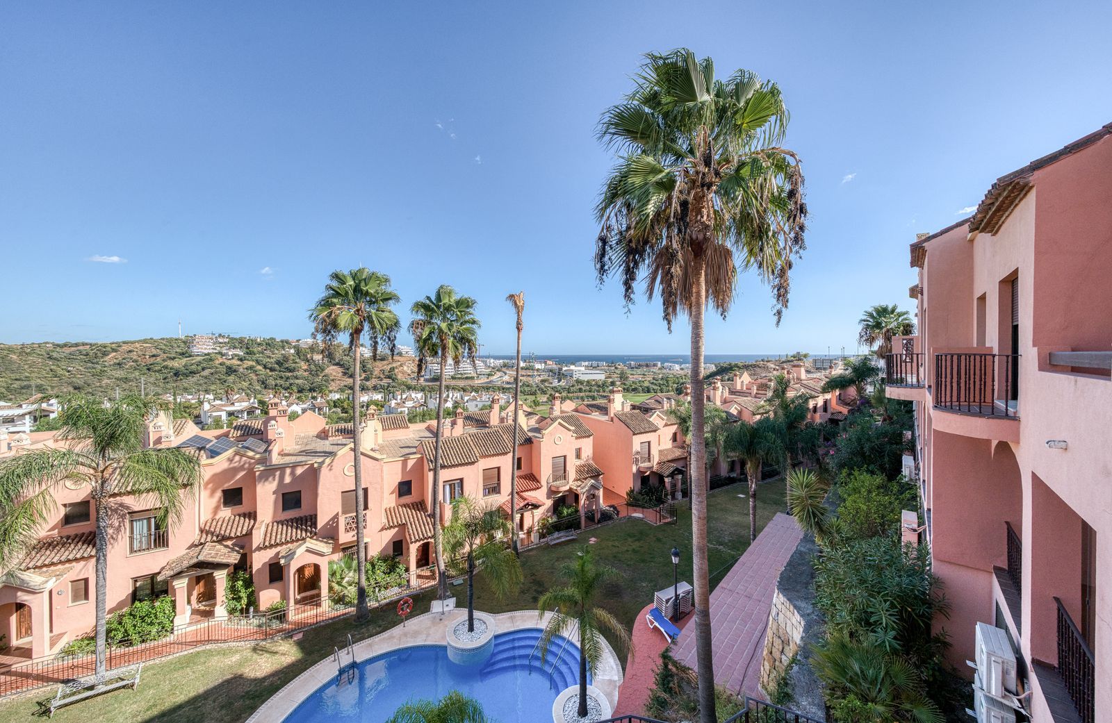 3-bedroom townhouse in Estepona, Marbella – image 27