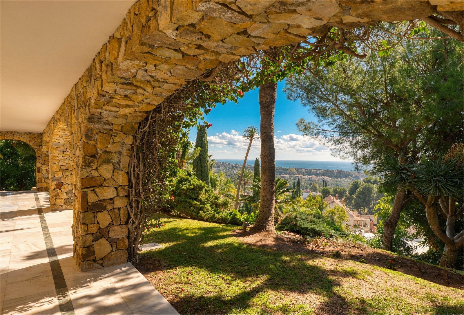 10-bedroom villa in Río Real, Marbella – image 28