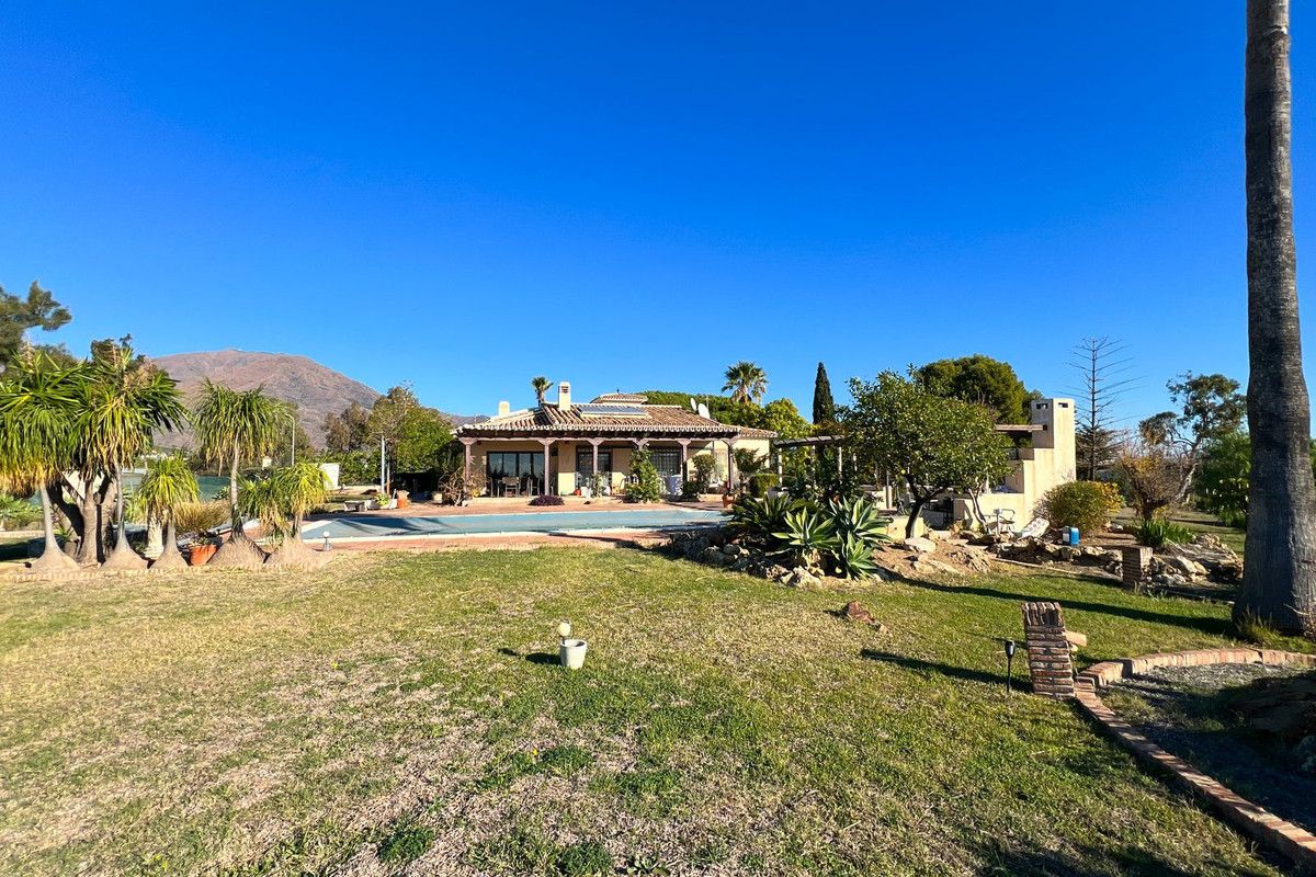 4-bedroom villa in Estepona, Marbella – image 25