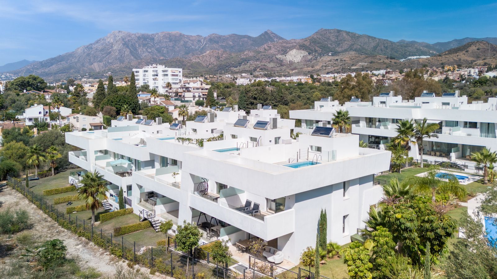 4-bedroom townhouse in Río Real, Marbella – image 2