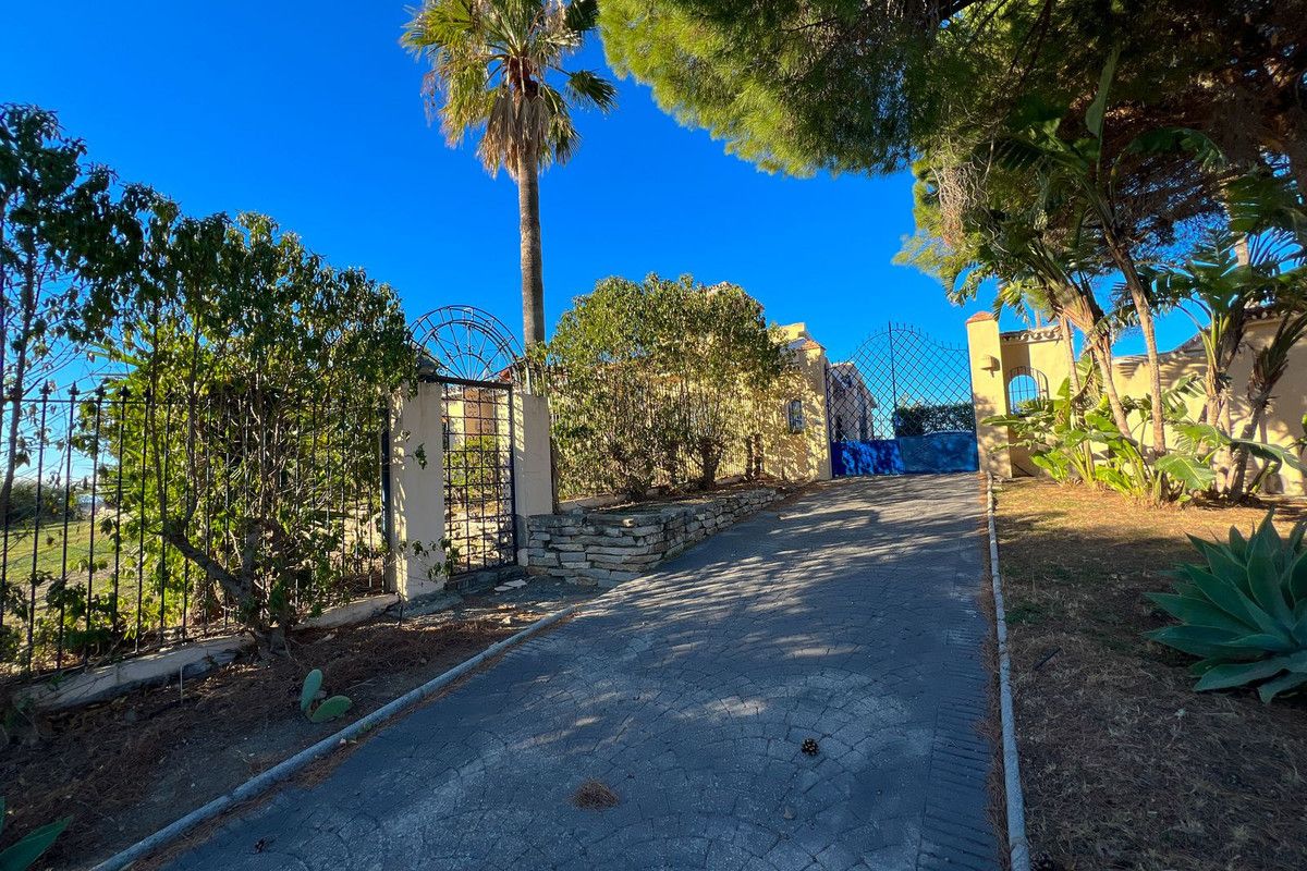 4-bedroom villa in Estepona, Marbella – image 28