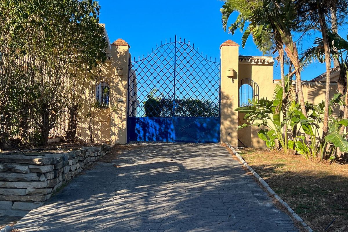 4-bedroom villa in Estepona, Marbella – image 29