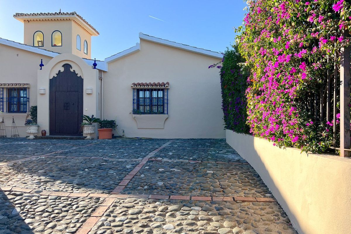 4-bedroom villa in Estepona, Marbella – image 30