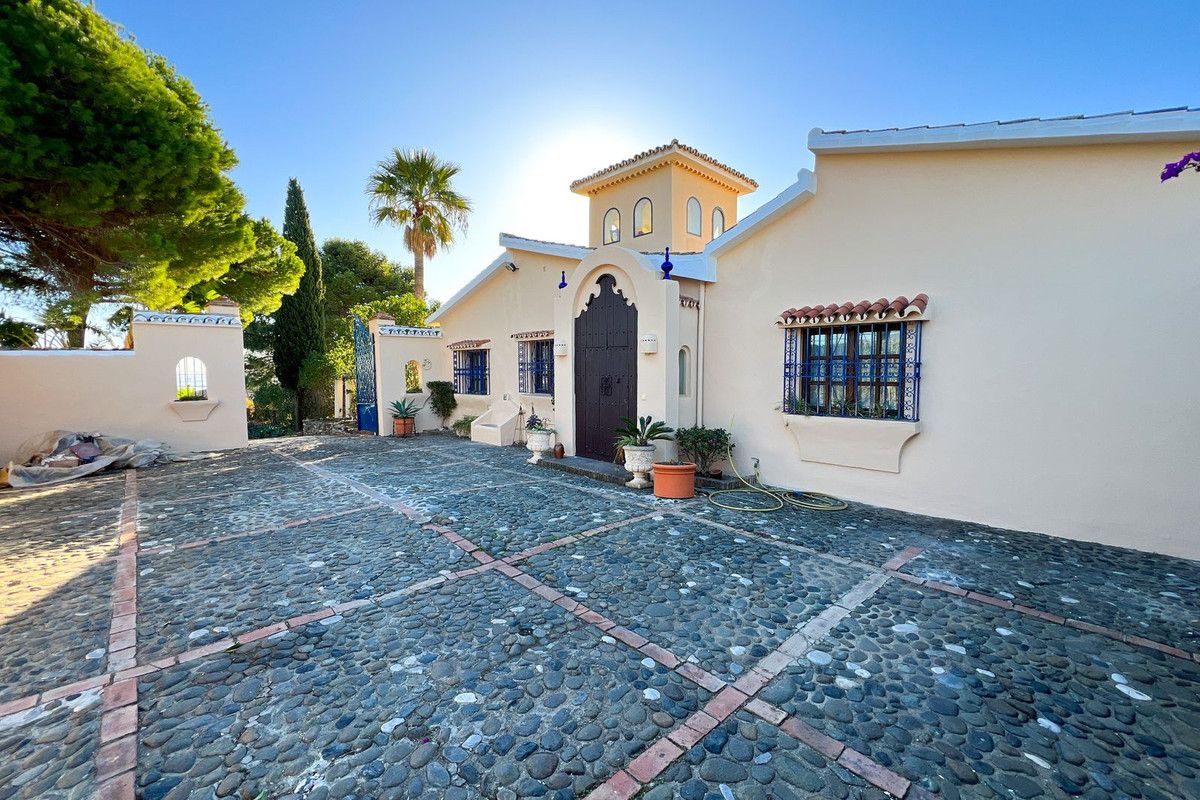 4-bedroom villa in Estepona, Marbella – image 31