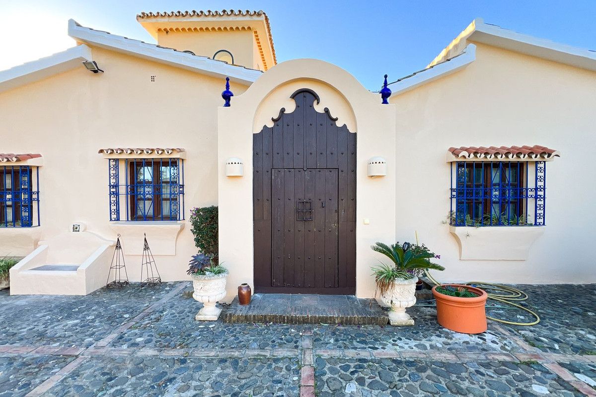 4-bedroom villa in Estepona, Marbella – image 32