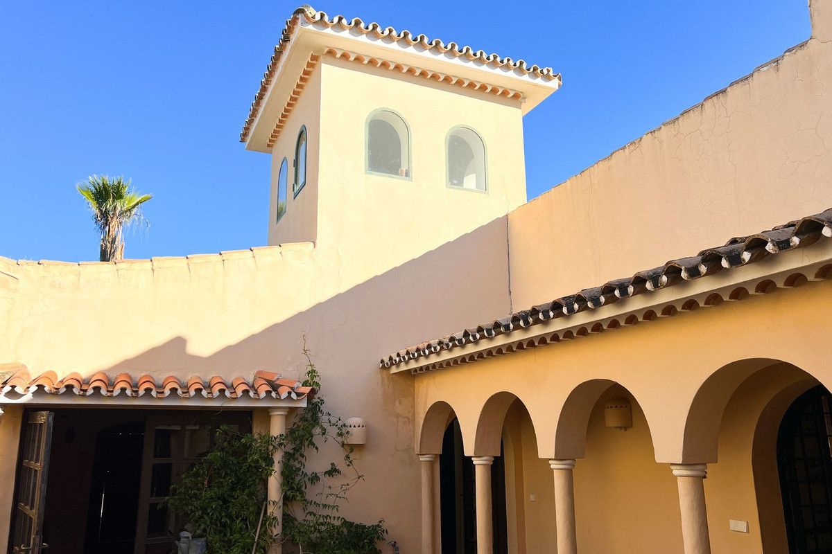 4-bedroom villa in Estepona, Marbella – image 33