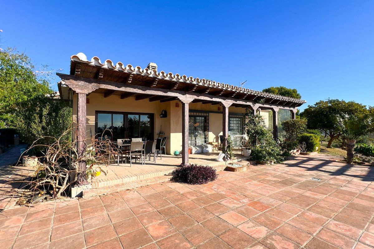 4-bedroom villa in Estepona, Marbella – image 34