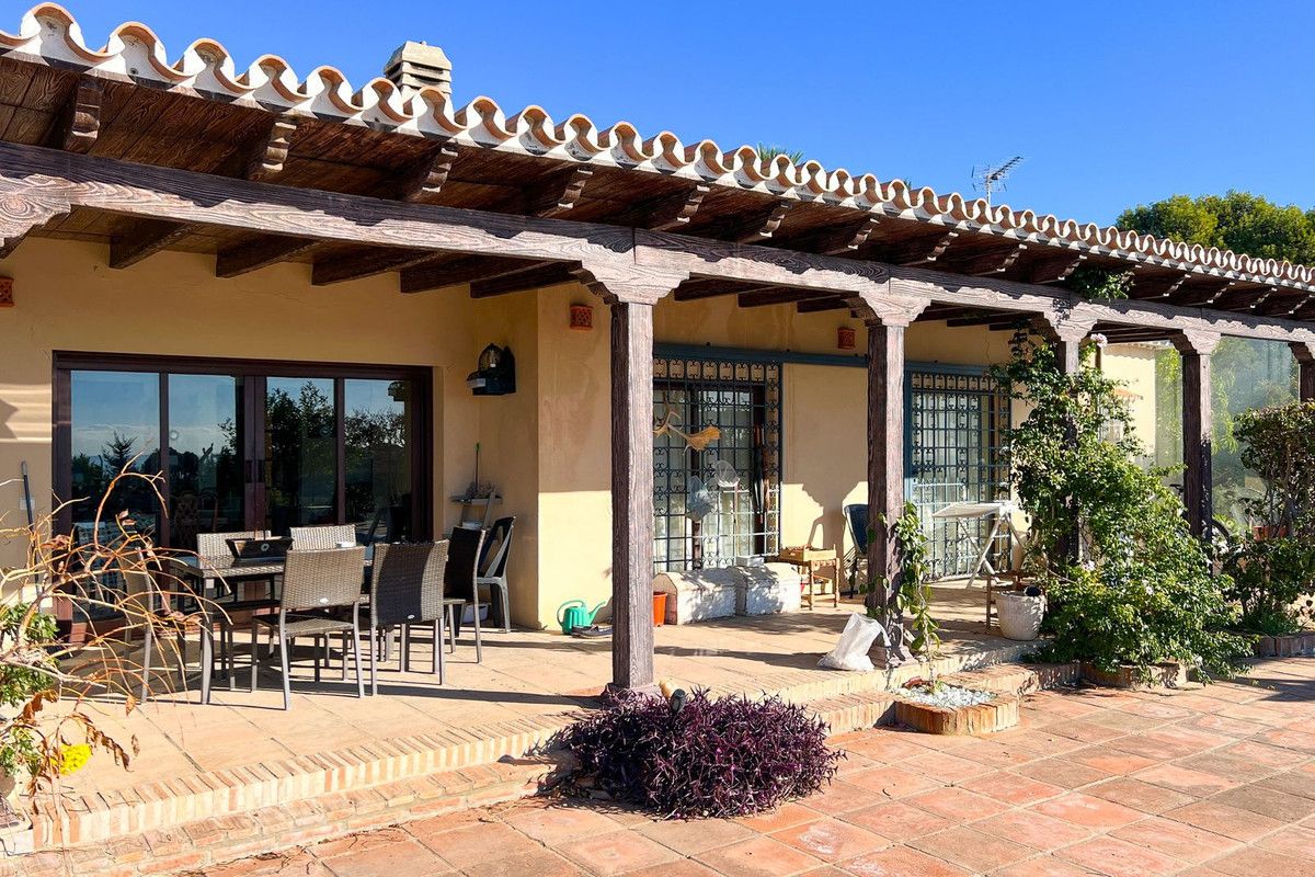 4-bedroom villa in Estepona, Marbella – image 35