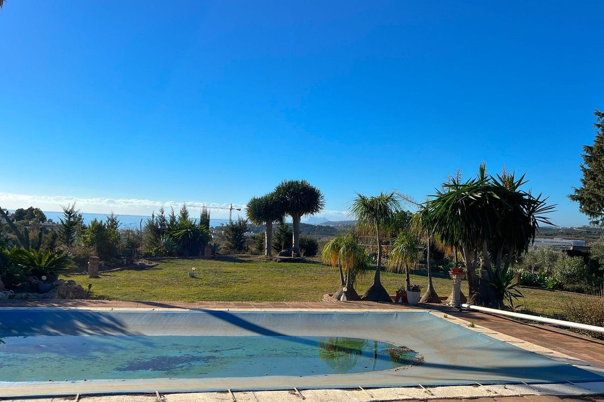 4-bedroom villa in Estepona, Marbella – image 37