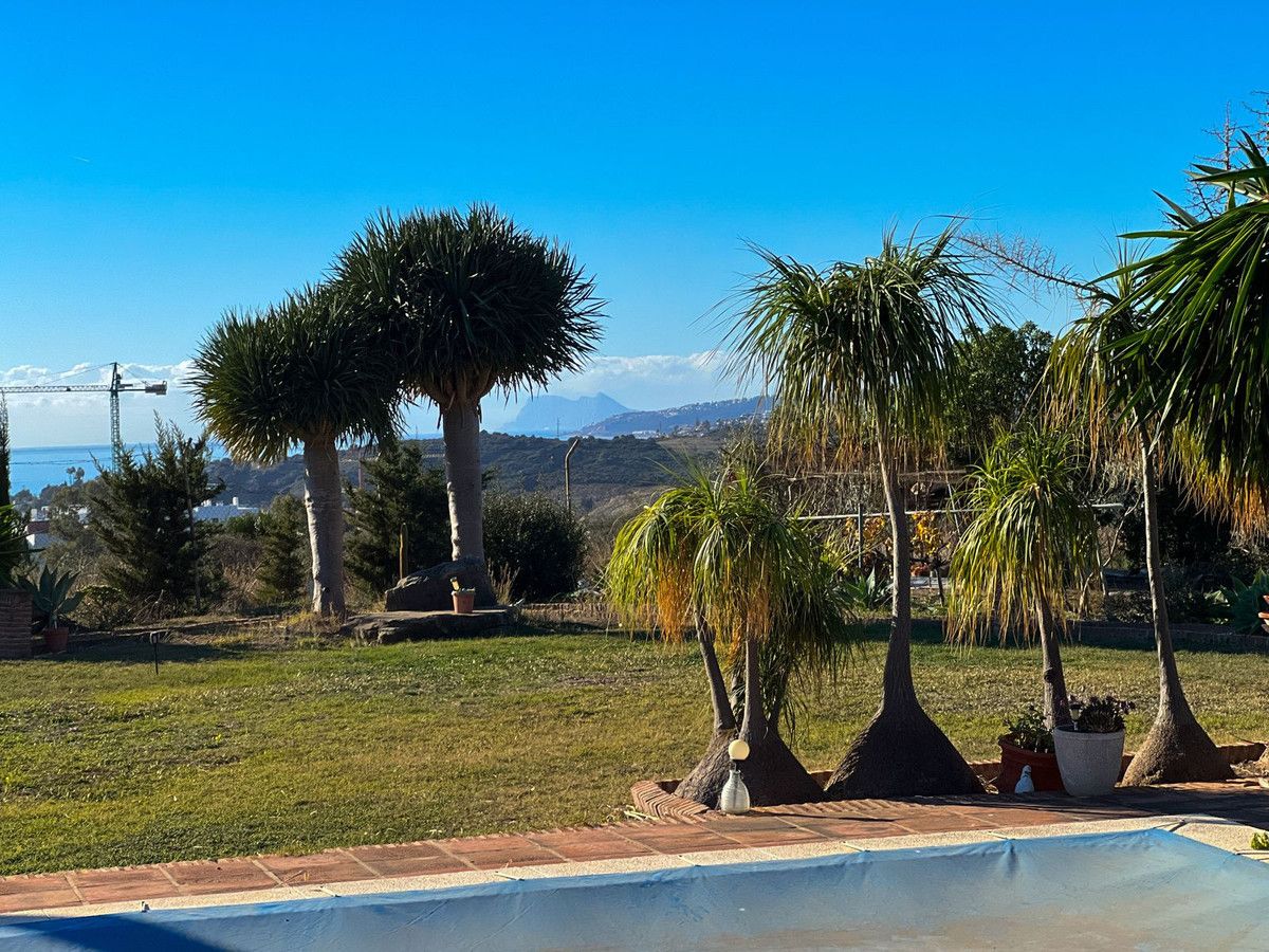 4-bedroom villa in Estepona, Marbella – image 38