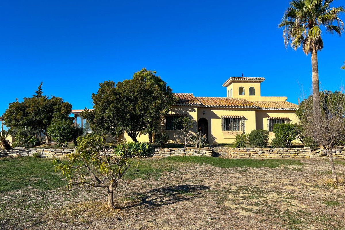 4-bedroom villa in Estepona, Marbella – image 40