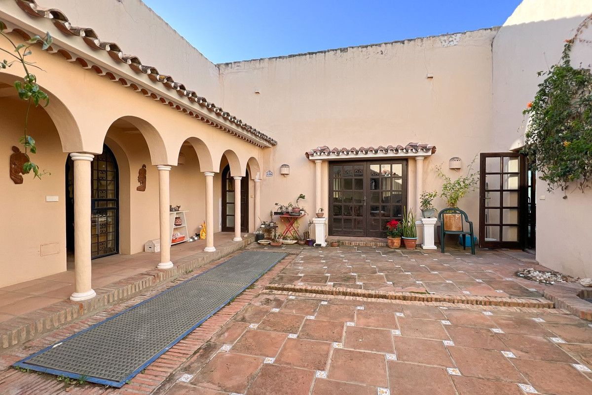 4-bedroom villa in Estepona, Marbella – image 1