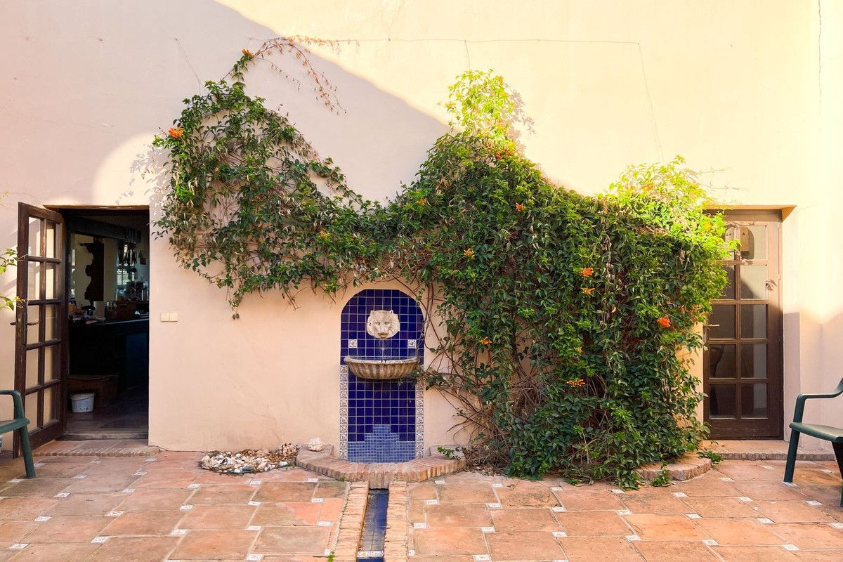 4-bedroom villa in Estepona, Marbella – image 2
