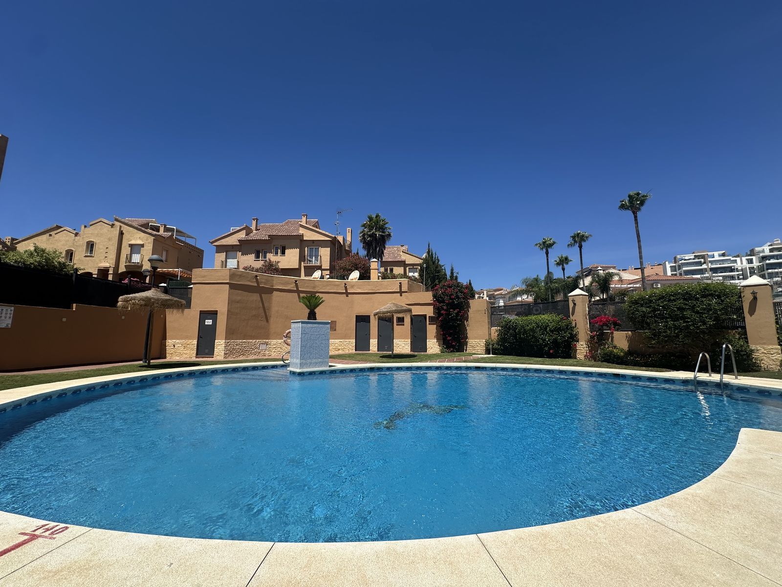5-bedroom Semi-Detached House in Riviera del Sol