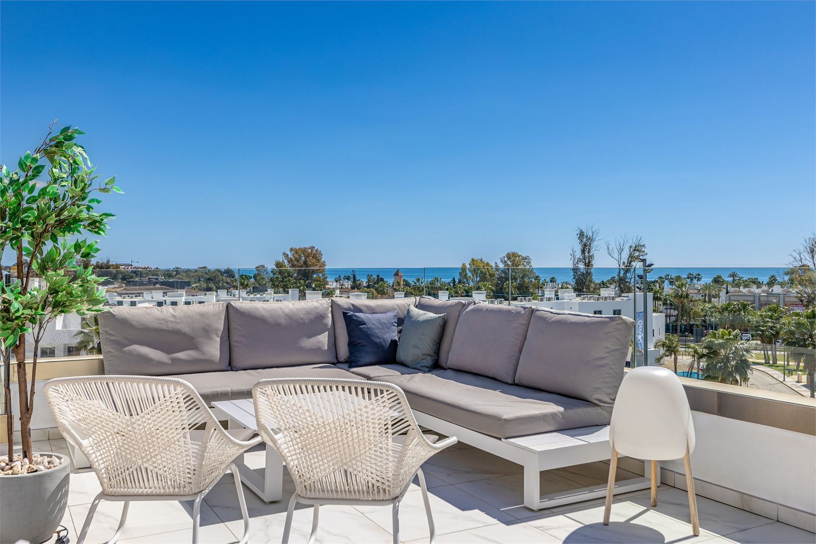 2-bedroom Penthouse Duplex in Bel Air